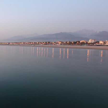 Hotel Azzurra Marina di Pietrasanta Exteriör bild