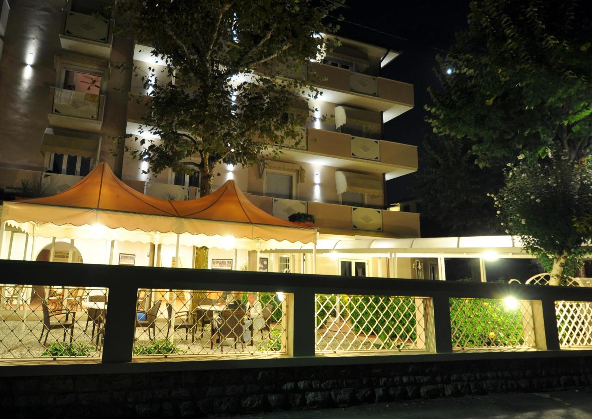 Hotel Azzurra Marina di Pietrasanta Exteriör bild